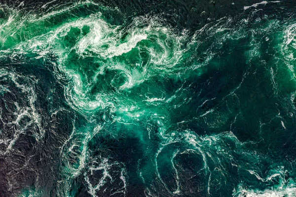 Κύματα Νερού Του Ποταμού Και Της Θάλασσας Συναντιούνται Κατά Διάρκεια — Φωτογραφία Αρχείου