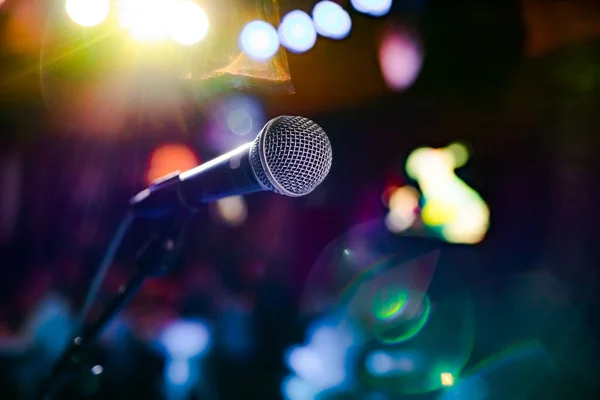 Spettacolo Pubblico Sul Palco Microfono Sul Palco Sullo Sfondo Auditorium — Foto Stock