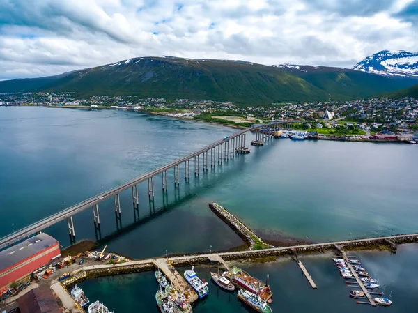 都市の橋トロムソ ノルウェーの航空写真 トロムソは人口5万人を超える世界最北の都市と考えられている — ストック写真