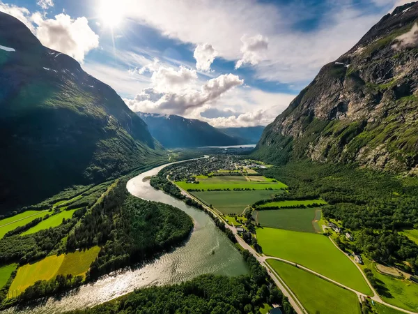 Село Сундальсора Лежить Гирлі Річки Дріва Початку Сундальсфйордена Природа Норвегії — стокове фото