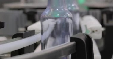 Üretim hattındaki şişeler fabrika veya fabrika