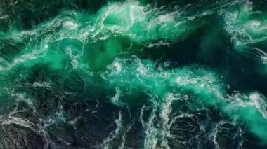 Nehrin ve denizin dalgaları yüksek gelgit ve alçak gelgit sırasında bir araya gelir. Saltstraumen girdabı, Nordland, Norveç girdapları