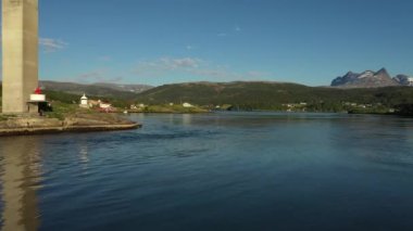 Norveç, Nordland, Saltstraumen girdabının girdapları üzerindeki köprü. Güzel Doğa Norveç Doğal Arazisi.