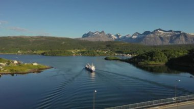 Norveç, Nordland, Saltstraumen girdabının girdapları üzerindeki köprü. Güzel Doğa Norveç Doğal Arazisi.