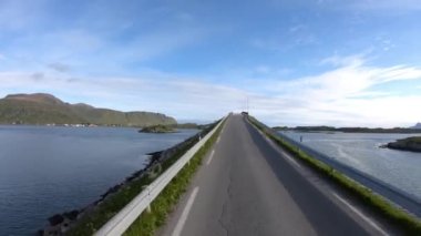 Norveç 'te Lofoten yolunda araba kullanmak. Fredvang Köprüleri Lofoten adaları.