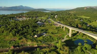 Norveç, Nordland, Saltstraumen girdabının girdapları üzerindeki köprü. Güzel Doğa Norveç Doğal Arazisi.