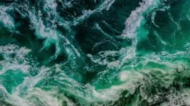 Nehrin ve denizin dalgaları yüksek gelgit ve alçak gelgit sırasında bir araya gelir. Saltstraumen girdabı, Nordland, Norveç girdapları
