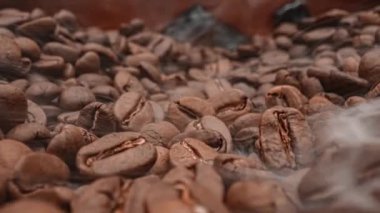 Kahve tohumlarını kapat. Kokulu kahve çekirdekleri kavrulmuş dumandır. Kahve çekirdeklerinden gelir..