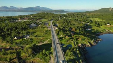 Norveç, Nordland, Saltstraumen girdabının girdapları üzerindeki köprü. Güzel Doğa Norveç Doğal Arazisi.
