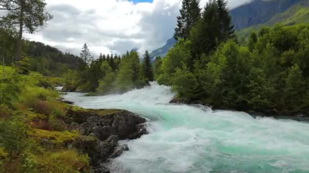 Milchig Blaues Gletscherwasser Aus Dem Kjenndalsbreen Gletscher Schöne Naturlandschaft Norwegens — Stockvideo