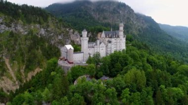 Neuschwanstein Kalesi Bavyera Alpleri Almanya. Hava FPV İHA uçuşları.