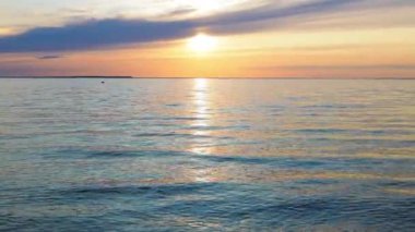 Arka planda kıpkırmızı gün batımı