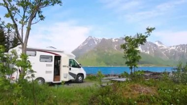 Aile tatili karavanı, karavan gezisi, karavan tatili. Güzel Doğa Norveç Doğal Arazisi.