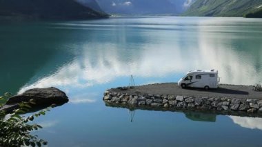 Aile tatili karavanı, karavan gezisi, karavan tatili. Güzel Doğa Norveç Doğal Arazisi.