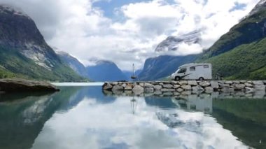 Aile tatili karavanı, karavan gezisi, karavan tatili. Güzel Doğa Norveç Doğal Arazisi.
