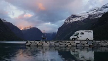 Aile tatili karavanı, karavan gezisi, karavan tatili. Güzel Doğa Norveç Doğal Arazisi.