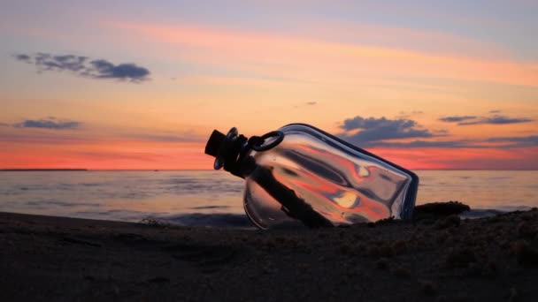 Mensaje Botella Contra Atardecer — Vídeos de Stock