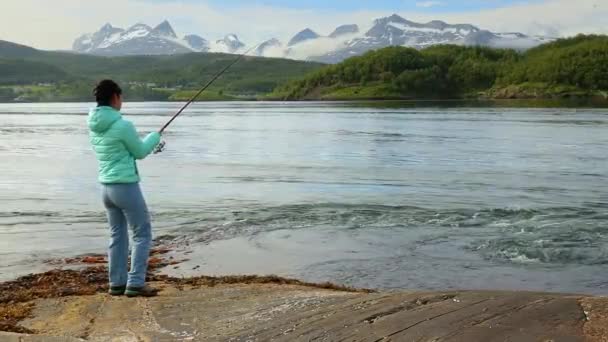 Жінка Піймала Велику Рибу Риболовецькому Стержні Може Витягнути Води Риболовля — стокове відео