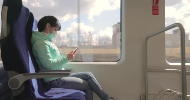 Védőmaszkot Viselő Vonaton Utazik Kovid Karantén Alatt — Stock videók