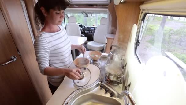 Mulher Cozinhando Campista Motorhome Interior Viagem Férias Família Viagem Férias — Vídeo de Stock