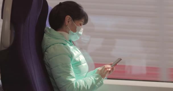 Žena Ochranné Lékařské Masce Obličeje Jezdí Vlaku Během Sabotáže — Stock video