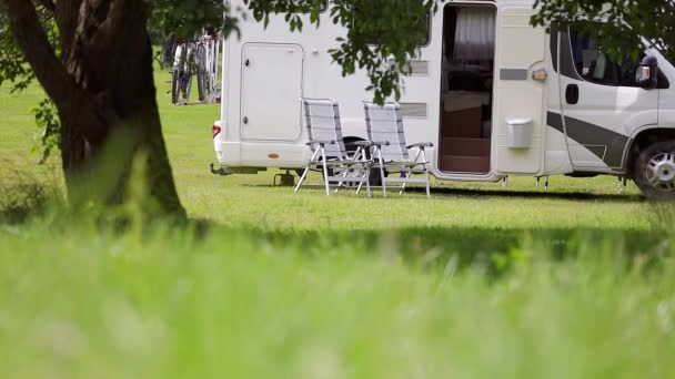 家族の休暇旅行Rv 自動車での休暇旅行 キャラバン車の休暇 美しい自然 ノルウェーの自然景観 — ストック動画