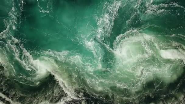 Onde Acqua Del Fiume Del Mare Incontrano Durante Alta Marea — Video Stock