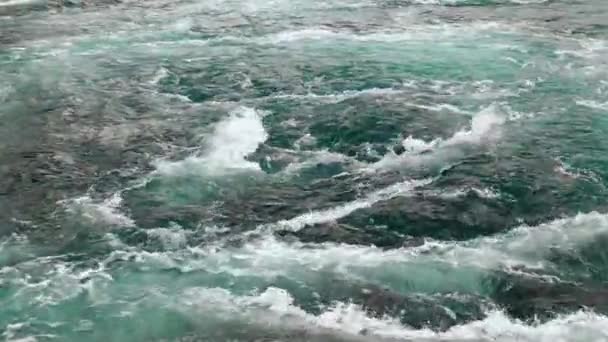 Flodens Och Havets Vågor Möter Varandra Högvatten Och Lågvatten Whirlpools — Stockvideo