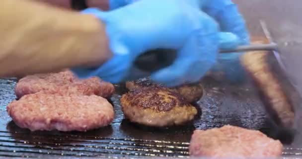 Köttfärsbiffen Tillagas Varm Stekpanna Street Mat Kocken Vänder Hamburgare Med — Stockvideo