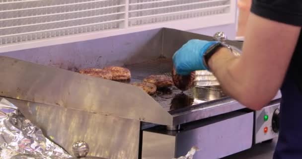Μπιφτέκι Κρέατος Μαγειρεύεται Καυτό Τηγάνι Τρόφιμα Δρόμου Σεφ Γυρίζει Μπιφτέκια — Αρχείο Βίντεο