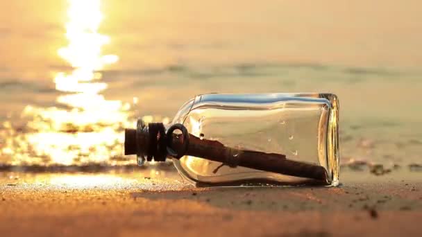 Mensaje Botella Contra Atardecer — Vídeos de Stock