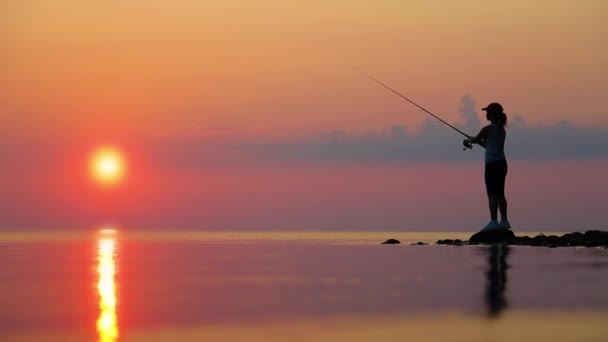 Жінка Риболовля Риболовецькому Стрижні Обертається Фоні Заходу Сонця — стокове відео
