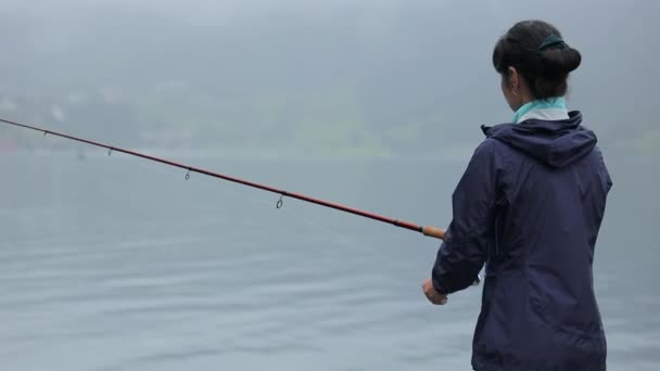 Donna Pesca Canna Pesca Filatura Norvegia Pesca Norvegia Modo Abbracciare — Video Stock