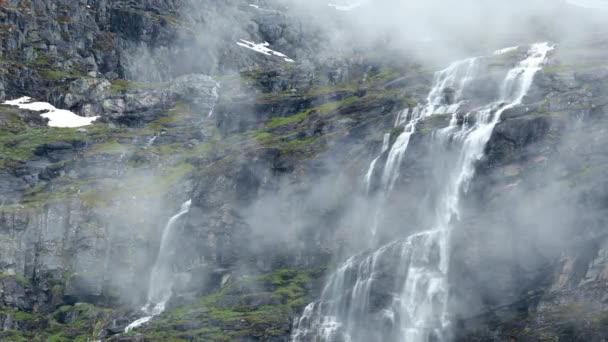 Schöne Natur Norwegens Ein Bergwasserfall Von Einem Gletscher Hoch Den — Stockvideo