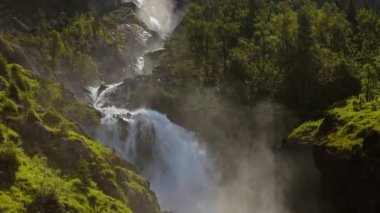 Latefossen Norveç 'in en çok ziyaret edilen şelalelerinden biridir ve Norveç' in Hordaland bölgesinde Skare ve Odda yakınlarında yer almaktadır. Lotevatnet Gölü 'nden akan iki ayrı nehirden oluşur..