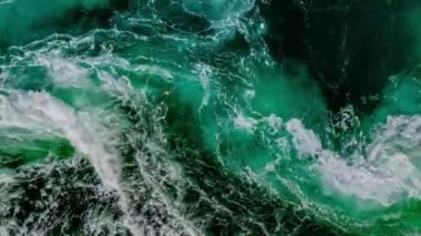 Nehrin ve denizin dalgaları yüksek gelgit ve alçak gelgit sırasında bir araya gelir. Saltstraumen girdabı, Nordland, Norveç girdapları