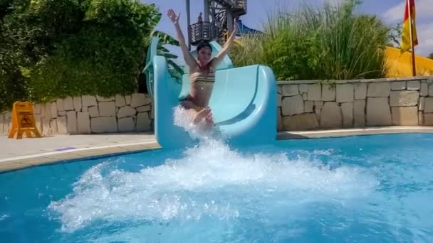 Afdaling Van Waterglijbaan Vakantie Aquapark Slow Motion Een Waterglijbaan Familie — Stockvideo