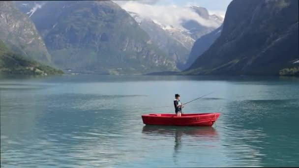 Kvinnan Båten Fångar Fisk Spinning Norge Fiske Norge Ett Sätt — Stockvideo