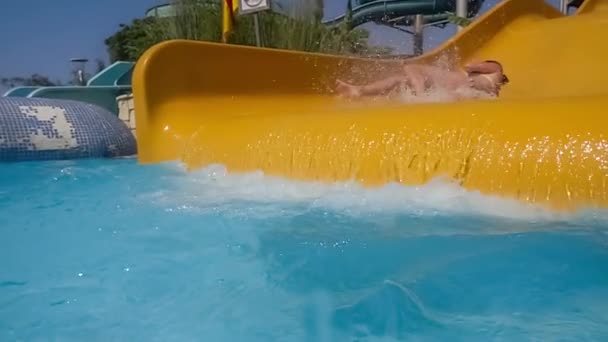 Abstieg Von Der Wasserrutsche Ferien Aquapark Zeitlupe Auf Einer Wasserrutsche — Stockvideo