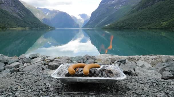 Grilluję Kiełbaski Grillu Piękna Przyroda Norwegia Krajobraz Naturalny — Wideo stockowe
