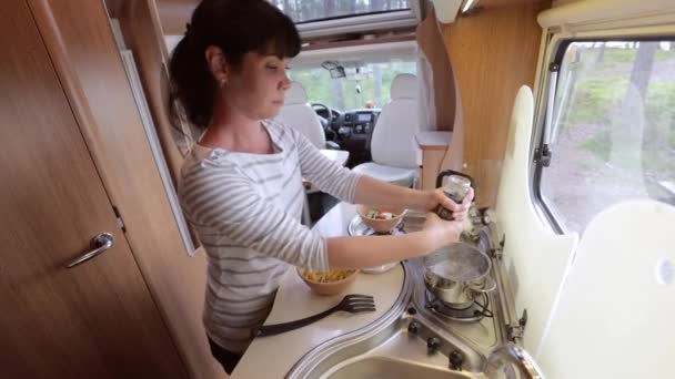 キャンパーで女性の料理 モーターホームRvインテリア 家族旅行 休暇の旅行でMotorhome キャラバン車の休暇 — ストック動画