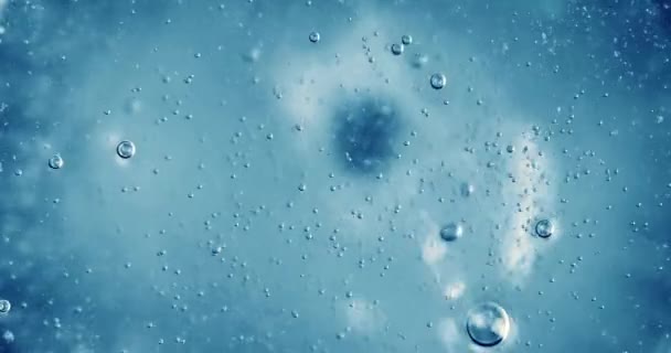 Sauerstoffblasen Wasser Auf Blauem Abstrakten Hintergrund — Stockvideo