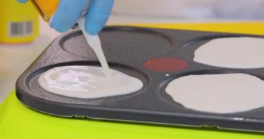 Sokak aşçısı krep pişiriyor.