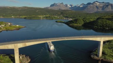 Norveç, Nordland, Saltstraumen girdabının girdapları üzerindeki köprü. Güzel Doğa Norveç Doğal Arazisi.