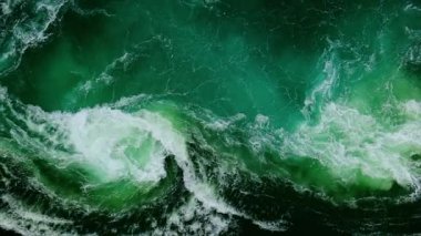 Nehrin ve denizin dalgaları yüksek gelgit ve alçak gelgit sırasında bir araya gelir. Saltstraumen girdabı, Nordland, Norveç girdapları