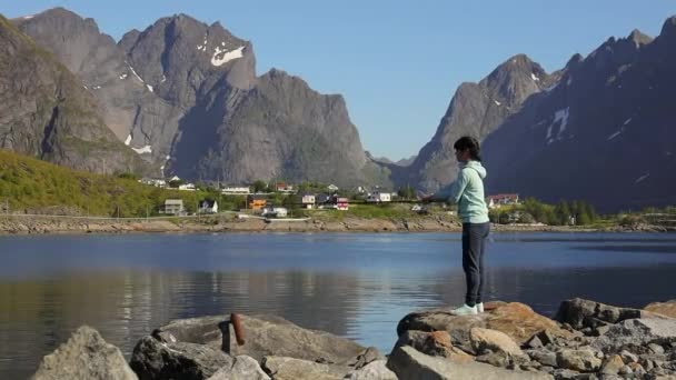Žena Rybaří Rybářském Prutu Točícím Norsku Rybaření Norsku Způsob Jak — Stock video