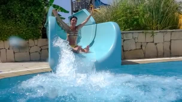 Leereszkedés Vízi Csúszda Nyaralás Aqua Park Lassú Mozgás Egy Vízi — Stock videók