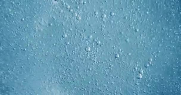 Mavi Soyut Bir Arkaplanda Suda Oksijen Kabarcıkları — Stok video