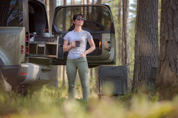 Resa Naturen Med Bil Familjesemester Helgen Kvinnlig Resenär Njuta Kaffe — Stockfoto