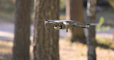 Helikopter ormanda dijital kamerayla uçuyor.